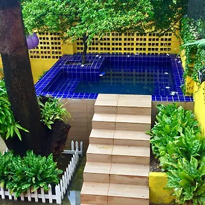 Cosmopolitan Hostal